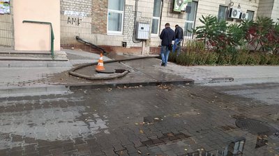 "Затопило підвали, немає світла". Жителі будинку - про аварію на каналізаційному колекторі в Сумах