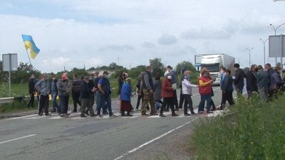 На Дніпропетровщині селяни перекрили трасу: вимагають від агрофірми сплатити борг за землю