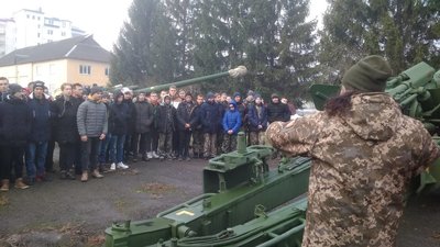Тернопільські артилеристи показують свою бригаду: на екскурсії сотня старшокласників