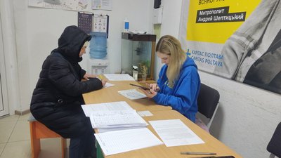 У Полтаві видали понад 300 продуктових наборів самотнім людям, яким більше 65 років У Полтаві видали понад 300 продуктових наборів самотнім людям, яким більше 65 років