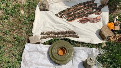Схрон боєприпасів та армійських засобів ураження знайшли правоохоронці на Херсонщині