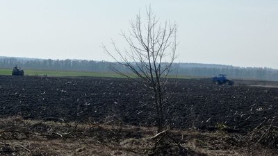 Майже два тижні — в полях. Аграрії Сумщини працюють, попри небезпеку Майже два тижні — в полях. Аграрії Сумщини працюють, попри небезпеку