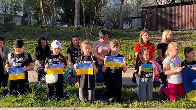 Діти зустрічають загиблих бійців Сергія Коновала й Тараса Петришина Діти зустрічають загиблих бійців Сергія Коновала й Тараса Петришина