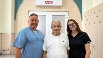 63-річний Володимир з медиками у лікарні