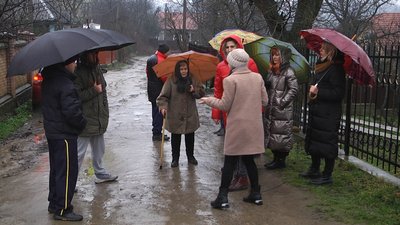 У мікрорайоні Чернівців другий рік не можуть завершити каналізацію