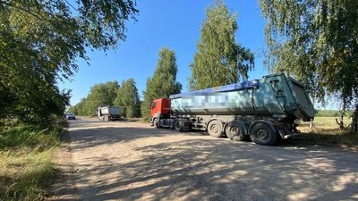 Під Житомиром зупинили вантажівки з піском без документів