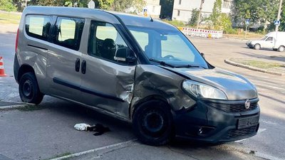 У Миколаєві зіткнулися фургон та легковик: водій і пасажирка у лікарні У Миколаєві зіткнулися фургон та легковик: водій і пасажирка у лікарні