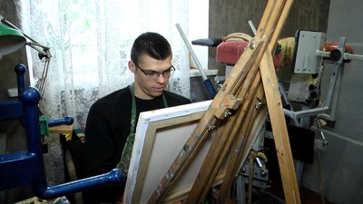 На Житомирщині художник із інвалідністю пише картини, щоб зібрати гроші на реабілітацію