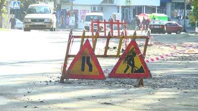 Без відключення та перекриття руху транспорту. У Миколаєві ремонтують каналізаційний колектор