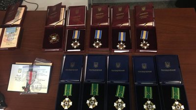 У Сумах посмертні нагороди загиблих військових вручили їхнім родинам У Сумах посмертні нагороди загиблих військових вручили їхнім родинам
