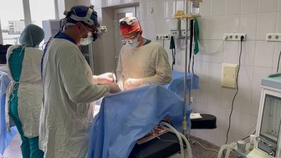 Операцію робив кардіохірург столичного центру дитячої кардіології й кардіохірургії разом з лікарями Хмельницької міської дитячої лікарні. Операцію робив кардіохірург столичного центру дитячої кардіології й кардіохірургії разом з лікарями Хмельницької міської дитячої лікарні.