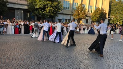 Випускники пройшли парадом вулицями Мукачева