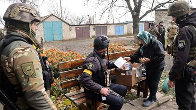 У Великій Новосілці залишилось близько 600 людей. Поліцейські їм привозять харчі та ліки У Великій Новосілці залишилось близько 600 людей. Поліцейські їм привозять харчі та ліки