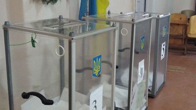 На Тернопільщині на виборчій дільниці чоловік напав на поліцейського