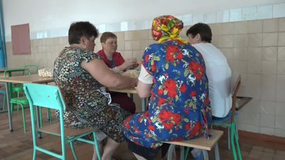 Жительки села Зарудинці на Житомирщині готують їжу для військових на передову Жительки села Зарудинці на Житомирщині готують їжу для військових на передову