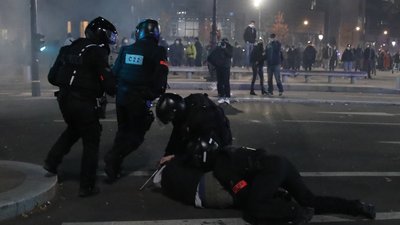 У Парижі почалися сутички з поліцією У Парижі почалися сутички з поліцією