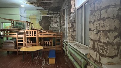 Кімната у пошкодженому обстрілами дитсадку Кімната у пошкодженому обстрілами дитсадку