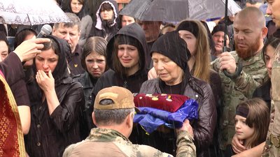 Сім'ї загиблого нацгвардійця передають прапор Сім'ї загиблого нацгвардійця передають прапор