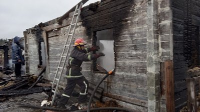 На Житомирщині за добу троє літніх чоловіків загинули у пожежах через куріння