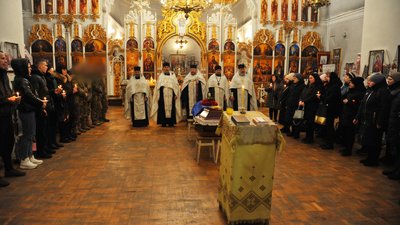 На Чернігівщині попрощалися з двома бійцями, які загинули на Донбасі На Чернігівщині попрощалися з двома бійцями, які загинули на Донбасі