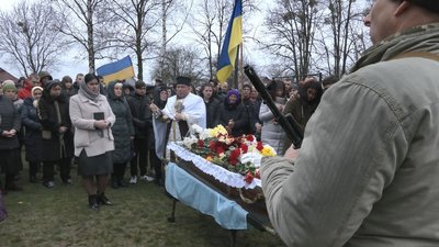Говорив: будемо жити на вільній землі. На Черкащині прощалися з 21-річним воїном Говорив: будемо жити на вільній землі. На Черкащині прощалися з 21-річним воїном