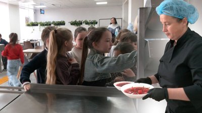 Діти в шкільній їдальні