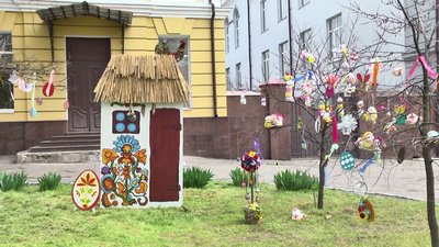 У середмісті Херсона прикрасили писанковий сад У середмісті Херсона прикрасили писанковий сад