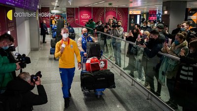 До Києва з Пекіна повернулася збірна України з фристайлу. Як їх зустріли До Києва з Пекіна повернулася збірна України з фристайлу. Як їх зустріли