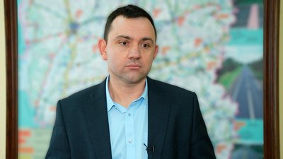 Переходять калюжу вбрід: чи ремонтуватимуть дорогу Чернігів-Київ через Вишгород Переходять калюжу вбрід: чи ремонтуватимуть дорогу Чернігів-Київ через Вишгород