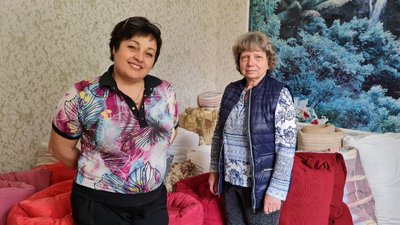 "Легке пір'я – важка робота". Кропивничанки шиють подушки та матраци для бійців