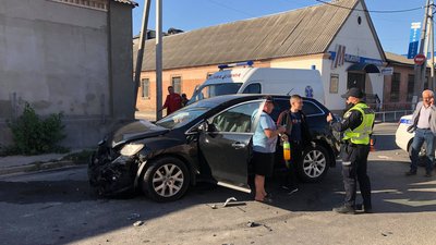 У Кропивницькому внаслідок аварії машина перекинулась на дах У Кропивницькому внаслідок аварії машина перекинулась на дах