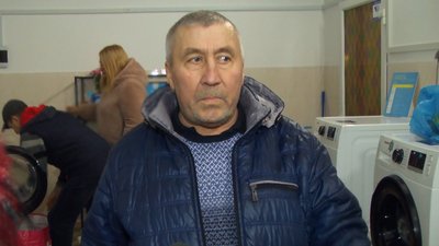Микола з Краматорська. Чоловік користується послугами громадської пральні. Микола з Краматорська. Чоловік користується послугами громадської пральні.
