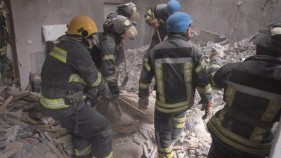Під завалами будинку у Слов'янську шукають ще чотирьох людей Під завалами будинку у Слов'янську шукають ще чотирьох людей