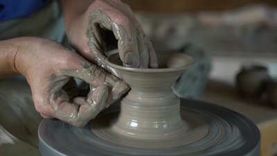 Гончарка Олена Мороховець створює виріб із глини Гончарка Олена Мороховець створює виріб із глини