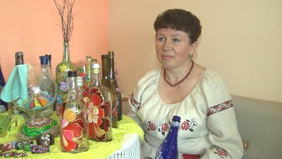 Квіти та зимові пейзажі: хмельничанка за власною технікою розписує парасольки та скло