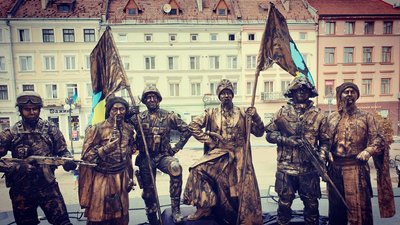 Співи, танці та живі скульптури. Як у Франківську відзначатимуть День молоді та День Конституції
