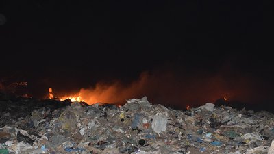 На Миколаївщині горить сміттєзвалище
