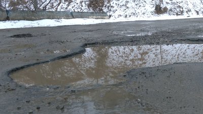 Як живе село на Франківщині з дорогою, яку ремонтували ще у 90-х, і коли її полагодять Як живе село на Франківщині з дорогою, яку ремонтували ще у 90-х, і коли її полагодять