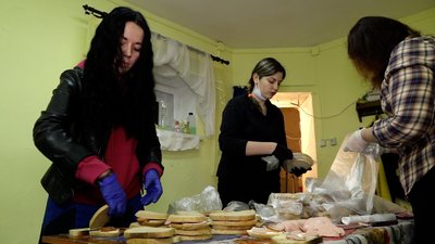 Франківська волонтерка святкує свій день народження з безхатченками Франківська волонтерка святкує свій день народження з безхатченками