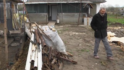 На подвір'ї планують постелити асфальт.