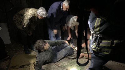 Травмованого дістали рятувальники і передали лікарям швидкої Травмованого дістали рятувальники і передали лікарям швидкої