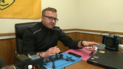 До кожної “пташки” індивідуальний підхід: у Чернігові волонтери збирають дрони та відправляють на фронт До кожної “пташки” індивідуальний підхід: у Чернігові волонтери збирають дрони та відправляють на фронт