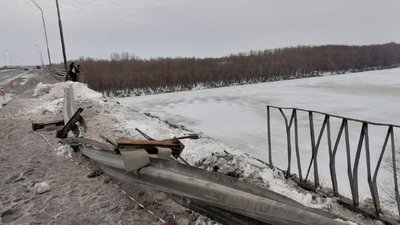 Біля Чернігова фура злетіла з мосту в Десну Біля Чернігова фура злетіла з мосту в Десну