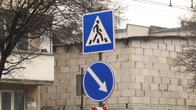 У Житомирі біля школи №8 встановили пішохідний перехід з острівцями безпеки У Житомирі біля школи №8 встановили пішохідний перехід з острівцями безпеки