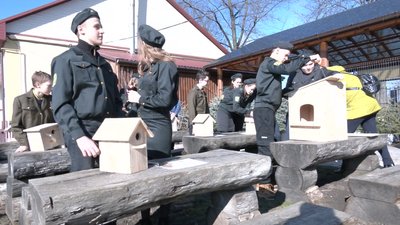 Шкільне лісництво на Черкащині виготовляє годівнички й будиночки для птахів Шкільне лісництво на Черкащині виготовляє годівнички й будиночки для птахів