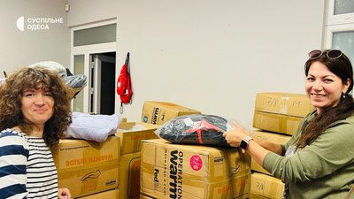 В Одесі переселенцям з Херсонщини роздають куртки В Одесі переселенцям з Херсонщини роздають куртки