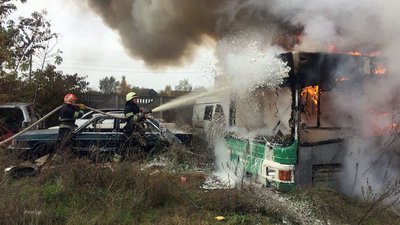 На Хмельниччині рятувальники гасили пожежу автобуса