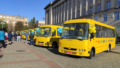 До шкіл Черкащини "поїхали" 10 нових автобусів