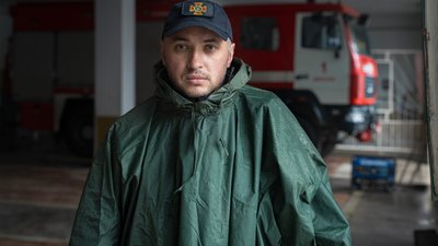 "Гасимо пожежу, а нас летить снаряд". Як працюють рятувальники Херсона під постійними обстрілами "Гасимо пожежу, а нас летить снаряд". Як працюють рятувальники Херсона під постійними обстрілами