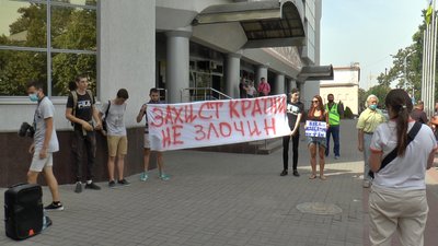 Учасники акції на підтримку затриманих на Харківщині біля обласного управління поліції Учасники акції на підтримку затриманих на Харківщині біля обласного управління поліції